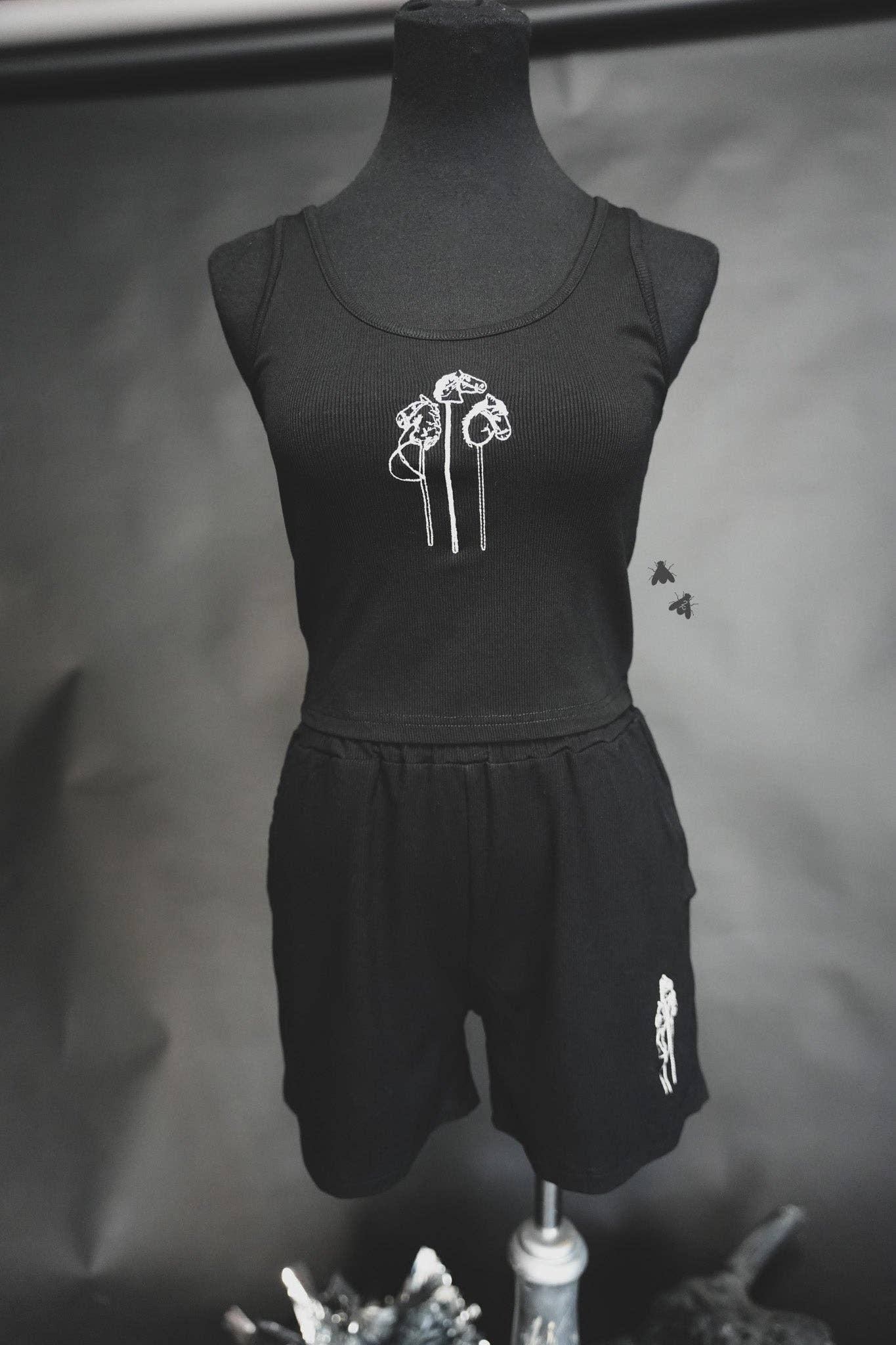 LASSO THE COMFY SHORTS IN MIDNIGHT BlACK